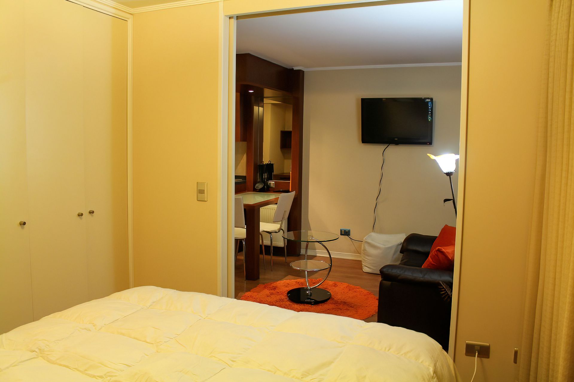 Dormitorio principal mirando TV